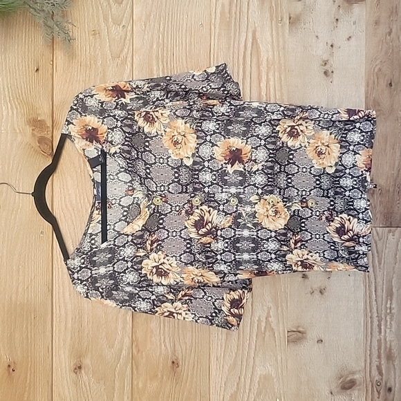 Daytrip Tops - Daytrip Short Sleeve Button up with Cinched Back Size XSmall